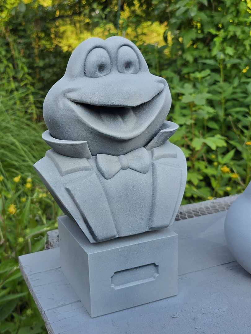 Beispiel von 3D-Design und Druck einer Cartoon-Figur-Büste im Granit-Look für den Garten