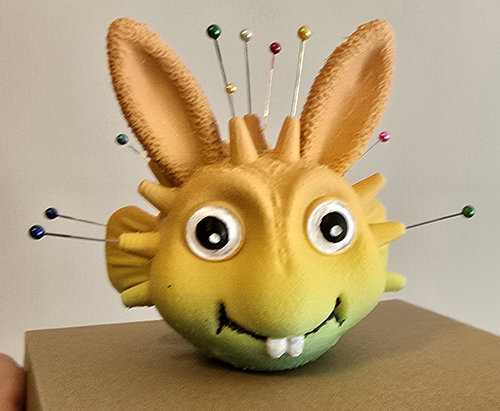 Kugelfisch als Nadelkissen mit lustigem Gesicht