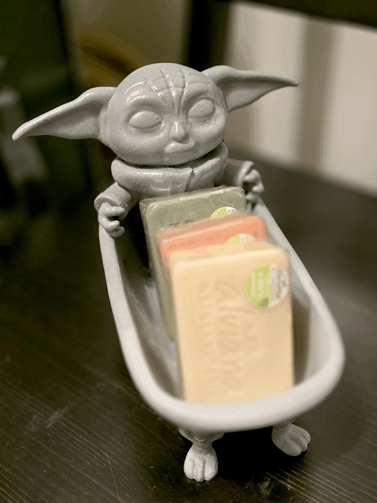 Beispiele für mein 3D-Design: hier Baby-Yoda in einer Badewanne, die als Seifenhalter fungiert